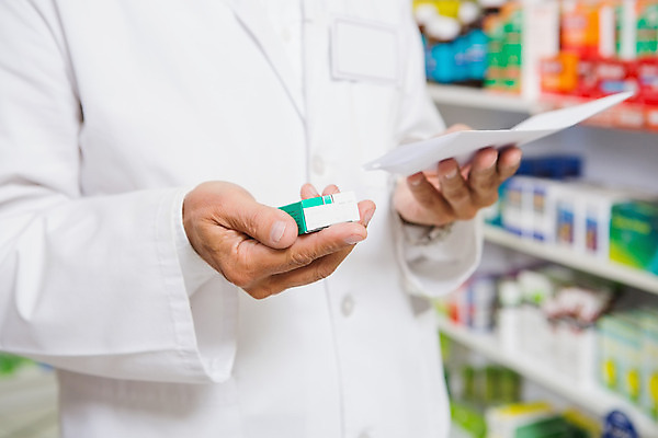 포토 JPG 해외이미지 손 응시 실내 신체부위 약 약국 처방 조제 약사 의료성형뷰티 해외202004 해외포토 시선 의학 사람 내부 만들기 파일형식