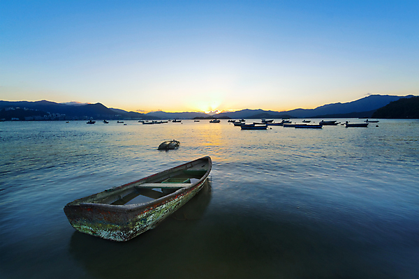 포토 JPG 해외이미지 실루엣 바다 여행 자연 하늘 낚시 휴식 항해 사람 풍경 사람없음 야외 빨간색 빛 태양 반사 노란색 평화 일출 고요 황혼 일몰 낭만 보트 수평선 해외202004 해외포토 자연요소 컬러 컨셉 배_교통 레저 촬영기법 노을 생태계 파일형식