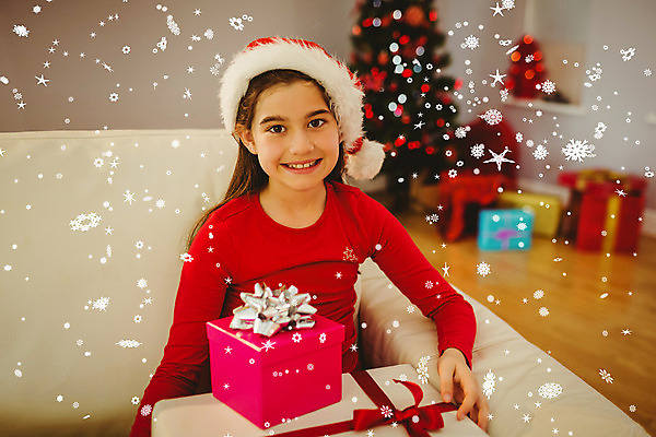 포토 JPG 해외이미지 백인 라이프스타일 여자 행복 어린이 크리스마스 겨울 거실 산타모자 가정 날씨 선물 한명 앉기 장식 캐주얼 소파 크리스마스트리 쌓기 축제 추위 축하 눈송이 언덕 서리 폭풍 눈내림 해외202004 해외포토 서양인 모자_잡화 1 옷 계절 기념일 감정 컨셉 의자 모션 눈_날씨 사람 생활 파일형식