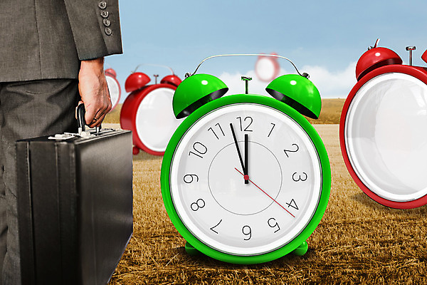 포토 JPG 해외이미지 백인 남자 시계 중년 50대 서류가방 비즈니스 하늘 한명 풍경 컴퓨터그래픽 파란색 디지털 잡기 시간 비즈니스맨 마감 카운트다운 해외202004 해외포토 서양인 1 컬러 가방 모션 사람 성인 그래픽 직장인 파일형식