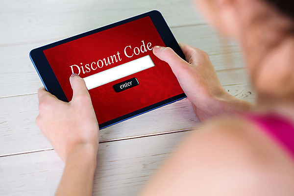 포토 JPG 해외이미지 백인 라이프스타일 여자 가정 한명 20대 태블릿 세일 터치 암호 시작 온라인 터치스크린 해외202004 해외포토 서양인 1 사람 청년 생활 전자제품 스마트기기 파일형식