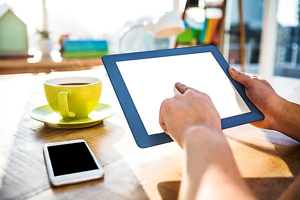 포토 JPG 해외이미지 손 남자 비즈니스 직장 실내 한명 들기 앉기 신체부위 컵 스마트폰 태블릿 사무실 독서 스크린 터치 머그컵 잡기 작업 비즈니스맨 파일 터치스크린 성인남자한명만 해외202004 해외포토 1 식기 회사 모션 사람 내부 전자제품 핸드폰 스마트기기 직장인 남자한명만 성인남자만 파일형식