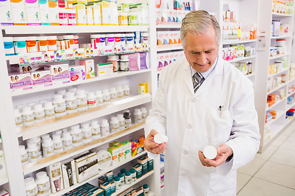 포토 JPG 해외이미지 백인 응시 노년 남자 종이 실내 한명 상반신 약 약국 70대 처방 조제 약사 의료성형뷰티 노인남자한명만 해외202004 해외포토 서양인 1 시선 의학 사람 성인 내부 만들기 남자한명만 노인남자만 파일형식