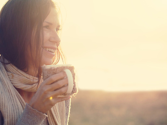 포토 JPG 해외이미지 백인 라이프스타일 여자 행복 커피 음료 겨울 아침 날씨 휴식 따뜻함 관리 한명 미소 들기 사람 상반신 야외 옆모습 컵 빛 햇빛 태양 일출 맑음 목도리 일몰 머그컵 추위 마시기 가을 잡기 뜨거움 차 아침식사 스웨터 니트 성인여자한명만 해외202004 해외포토 주간 자연요소 서양인 1 식기 잡화 계절 감정 뷰포인트 컨셉 상의 모션 표정 생활 노을 식사 여자한명만 성인여자만 파일형식