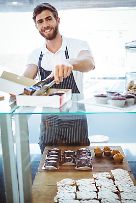 포토 JPG 해외이미지 백인 라이프스타일 남자 행복 커피 음식 비즈니스 청소년 노동자 집게 한명 서기 20대 케이크 상점 식당 앞치마 카페 업무 웨이터 직원 서비스 카페테리아 주인 해외202004 해외포토 서양인 직업 1 감정 음료 모션 디저트 사람 청년 생활 작업 파일형식