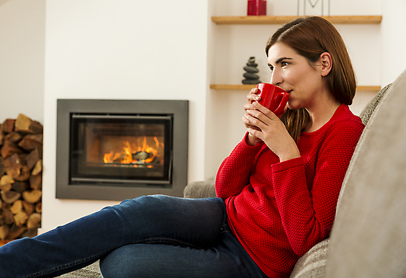 포토 JPG 해외이미지 라이프스타일 행복 음료 겨울 휴식 주택 실내 따뜻함 한명 사람 앉기 장식 소파 방 뜨거움 벽난로 리빙 해외202004 해외포토 1 계절 감정 컨셉 의자 모션 내부 건물 생활 파일형식