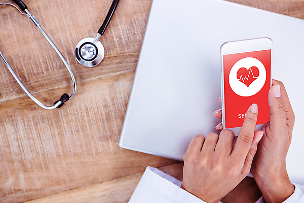 포토 JPG 해외이미지 손 청진기 들기 신체부위 노트북 스마트폰 사무실 스크린 터치 의사 잡기 어플리케이션 책상 상담 의료성형뷰티 해외202004 해외포토 가구 비즈니스 의료기기 모션 사람 전자제품 핸드폰 스마트기기 의료진 파일형식