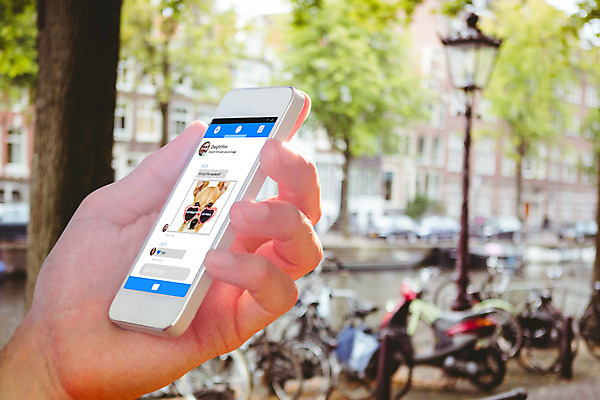 포토 JPG 해외이미지 백인 여자 남자 20대 세명 스마트폰 스크린 터치 잡기 소셜 해외202004 해외포토 서양인 모션 사람 청년 핸드폰 스마트기기 파일형식