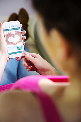 포토 JPG 해외이미지 백인 라이프스타일 커플 여자 거실 인터넷 데이트 가정 사랑 한명 20대 스마트폰 소파 홈페이지 스크린 터치 잡기 온라인 해외202004 해외포토 서양인 1 감정 의자 관계 모션 사람 청년 생활 핸드폰 스마트기기 파일형식