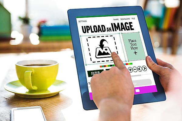 포토 JPG 해외이미지 편집 디자인 남자 회사 비즈니스 설계 직장 기술 한명 앉기 그래픽 컵 스마트폰 태블릿 사무실 독서 스크린 검은색 터치 머그컵 잡기 작업 비즈니스맨 어플리케이션 계획 시원함 파일 멀티미디어 그래픽디자이너 인터페이스 터치스크린 해외202004 해외포토 1 식기 컬러 컨셉 모션 사람 전자제품 핸드폰 스마트기기 직장인 디자이너 파일형식