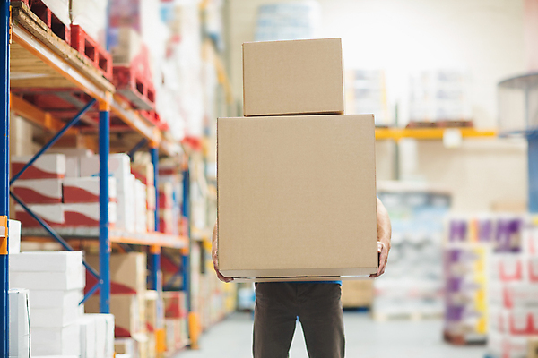 포토 JPG 해외이미지 무료이미지 남자 비즈니스 공장 실내 한명 서기 들기 상반신 성인 앞모습 아웃포커스 30대 상자 가림 작업 상품 창고 물류 물류창고 보관창고 성인남자한명만 해외202004 해외포토 1 뷰포인트 공업 모션 촬영기법 사람 내부 장년 남자한명만 성인남자만 파일형식 무료콘텐츠