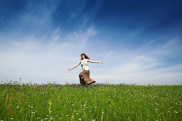 포토 JPG 해외이미지 전신 드레스 공원 여자 행복 자연 하늘 팔벌리기 한명 사람 잔디 야외 앞모습 초록색 파란색 치마 봄 기쁨 자유 춤 성인여자한명만 해외202004 해외포토 식물 1 옷 계절 공공시설 감정 뷰포인트 컬러 컨셉 모션 하의 문화예술 생태계 여자한명만 성인여자만 파일형식