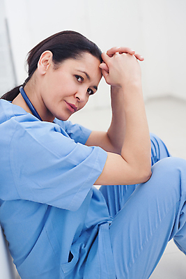 포토 JPG 해외이미지 백인 여자 벽 청진기 바닥 실내 병원 피곤 한명 서기 앉기 성인 치료 30대 간호사 의사 슬픔 복도 질병 걱정 빛망울 의료성형뷰티 성인여자한명만 해외202004 해외포토 서양인 1 감정 컨셉 의학 의료기기 모션 사람 내부 장년 빛 의료진 여자한명만 성인여자만 파일형식