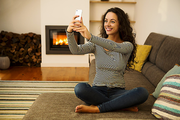 포토 JPG 해외이미지 행복 겨울 텍스트 모바일 주택 실내 따뜻함 한명 사람 앉기 장식 스마트폰 핸드폰 카메라 사진촬영 방 벽난로 셀프 해외202004 해외포토 1 계절 감정 모션 내부 건물 전자제품 스마트기기 촬영 파일형식