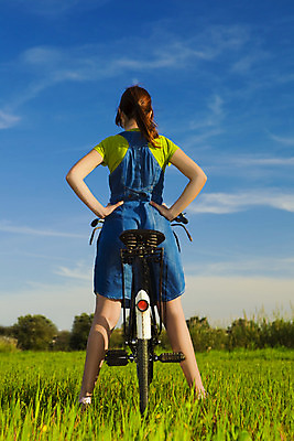 포토 JPG 해외이미지 1 라이프스타일 응시 공원 여자 스포츠 밭 자연 휴식 건강 한명 서기 사람 성인 야외 초록색 자전거 봄 기쁨 수확 신선 내추럴 바이킹 옛날 해외202004 해외포토 시선 계절 공공시설 감정 컬러 컨셉 농업 모션 생활 바이크 생태계 파일형식