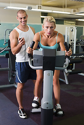 포토 JPG 해외이미지 백인 라이프스타일 웰빙 여자 남자 행복 스포츠 운동화 함께함 실내 건강 20대 성인 두명 운동복 운동 헬스사이클 강사 힘 기계 헬스장 도움 체육관 근육질 사이클링 초시계 성인만 크로스핏 해외202004 해외포토 서양인 직업 옷 감정 시계 신발 컨셉 근육 사람 청년 내부 생활 운동기구 헬스 육상스포츠 몸매 파일형식