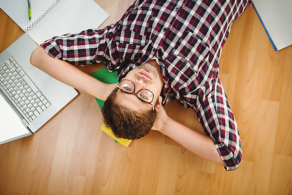 포토 JPG 해외이미지 백인 직업 응시 남자 안경 비즈니스 휴식 직장 실내 한명 사람 20대 노트북 컴퓨터 눕기 사무실 비즈니스맨 파일 해외202004 해외포토 서양인 1 시선 잡화 컨셉 회사 모션 청년 내부 전자제품 직장인 파일형식