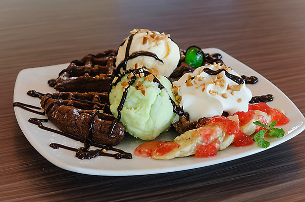 포토 JPG 해외이미지 음식 아이스크림 디저트 사람없음 컬러풀 갈색 초콜릿 흰색 달콤 크림 토핑 시럽 와플 페스츄리 해외202004 해외포토 빵 컬러 맛 파일형식