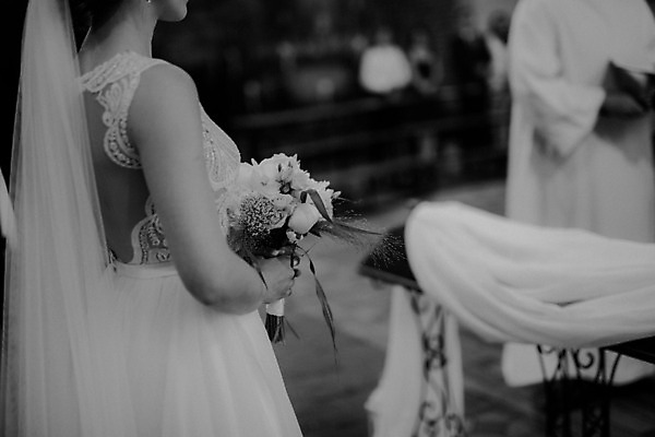 포토 JPG 해외이미지 백인 전통 커플 드레스 여자 얼굴 꽃다발 결혼 2 결혼식 함께함 사랑 사람 사람없음 유행 교회 흰색 축하 통로 해외202004 해외포토 서양인 옷 꽃 감정 컬러 컨셉 관계 종교건축 이벤트 건물 신체부위 파일형식