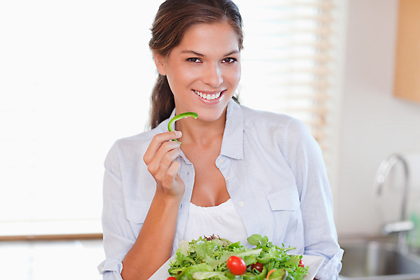 포토 JPG 해외이미지 백인 라이프스타일 응시 여자 다이어트 실내 건강 한명 서기 들기 상반신 20대 성인 샐러드 잡기 먹기 성인여자한명만 해외202004 해외포토 서양인 1 시선 음식 모션 사람 청년 내부 생활 여자한명만 성인여자만 파일형식