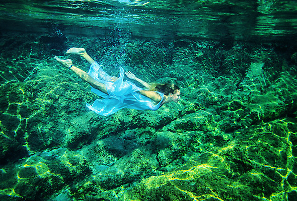 포토 JPG 해외이미지 전신 라이프스타일 드레스 여자 바다 자연 휴식 한명 사람 성인 물 파란색 여행객 바닷속 수중 수영 기쁨 자유 상쾌 성인여자한명만 해외202004 해외포토 자연요소 1 옷 감정 컬러 컨셉 생활 수상스포츠 생태계 여자한명만 성인여자만 파일형식