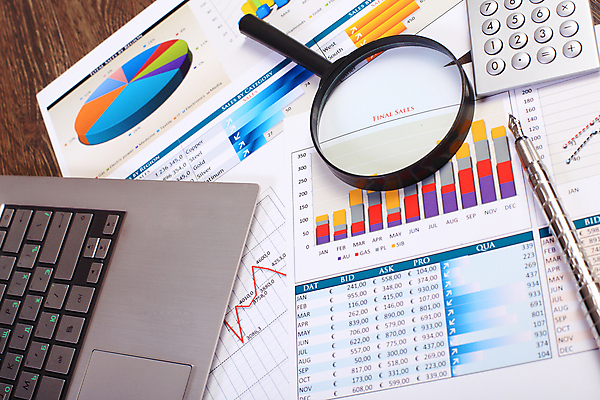 포토 JPG 해외이미지 종이 컨셉 회사 비즈니스 통계 탁자 그래프 직장 사람없음 사무실 펜 볼펜 자료 계산기 정보 키보드 업무 계획 오브젝트 보고서 문서 해외202004 해외포토 가구 문구용품 필기구 장비 작업 파일형식