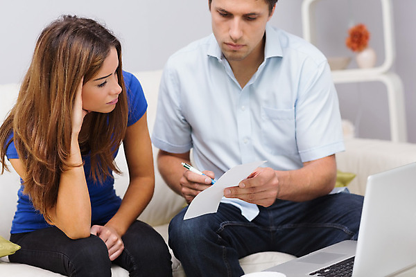 포토 JPG 해외이미지 백인 라이프스타일 커플 응시 여자 남자 종이 거실 가정 청소년 스트레스 아파트 갈색머리 함께함 실내 앉기 20대 성인 두명 30대 금융 노트북 소파 펜 공책 잡기 계산 고민 걱정 문서 결제 영수증 보여주기 회계 계산서 해외202004 해외포토 서양인 헤어스타일 시선 감정 컨셉 의자 관계 모션 문구용품 주택 사람 청년 내부 생활 장년 경제 전자제품 필기구 파일형식