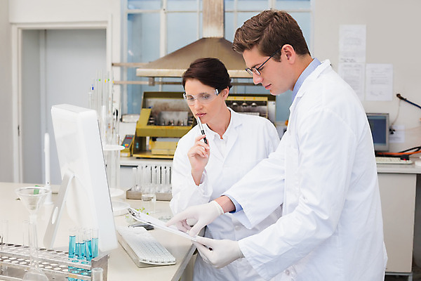 포토 JPG 해외이미지 백인 응시 여자 남자 과학 실내 실험 20대 성인 두명 30대 컴퓨터 약 장비 잡기 실험복 실험실 생명공학 집중 과학자 동료 직원 생물학 서류판 심각 화학자 의료성형뷰티 해외202004 해외포토 서양인 직업 시선 교육 컨셉 의학 관계 모션 사람 청년 내부 장년 전자제품 사무용품 가운 학자 파일형식