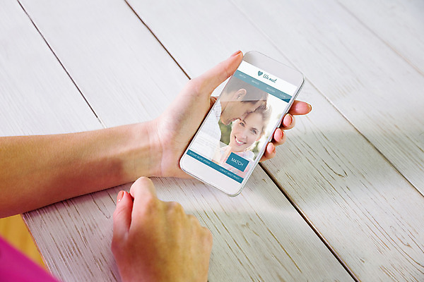 포토 JPG 해외이미지 백인 커플 여자 남자 인터넷 데이트 사랑 20대 성인 두명 30대 스마트폰 홈페이지 스크린 터치 잡기 온라인 해외202004 해외포토 서양인 감정 관계 모션 사람 청년 장년 핸드폰 스마트기기 파일형식