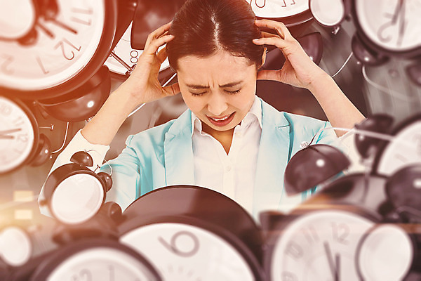 포토 JPG 해외이미지 여자 시계 백그라운드 한명 서기 성인 빨간색 30대 검은색 회색 짜증 흰색 잡기 시간 비즈니스우먼 고민 두통 카운트다운 성인여자한명만 내려보기 해외202004 해외포토 1 감정 컬러 비즈니스 모션 사람 장년 직장인 질병 여자한명만 성인여자만 파일형식