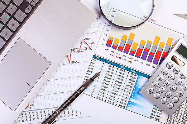 포토 JPG 해외이미지 종이 컨셉 회사 비즈니스 통계 탁자 그래프 직장 사람없음 사무실 펜 볼펜 자료 계산기 정보 키보드 업무 계획 오브젝트 보고서 문서 해외202004 해외포토 가구 문구용품 필기구 장비 작업 파일형식