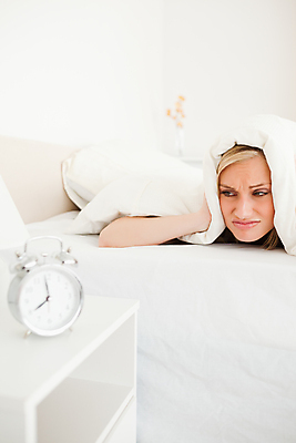 포토 JPG 해외이미지 라이프스타일 시계 컨셉 베개 아침 휴식 스트레스 주택 실내 피곤 한명 일상 눕기 머리 소리 침실 분노 짜증 흰색 침대 잠 좌절 불만 게으름 해외202004 해외포토 주간 1 감정 컬러 가구 침구 모션 사람 내부 건물 라이프 생활 신체부위 파일형식