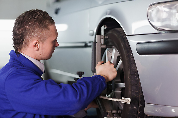 포토 JPG 해외이미지 백인 남자 교통시설 자동차 노동자 실내 한명 20대 성인 공구 나사 작업 바퀴 원형 작업실 기술자 변화 수리 집중 서비스 타이어 작업도구 성실 엔진 정비공 교체 설치 성인남자한명만 해외202004 해외포토 도형 서양인 직업 1 육상교통 교통 컨셉 사람 청년 내부 도구 시설 남자한명만 성인남자만 파일형식
