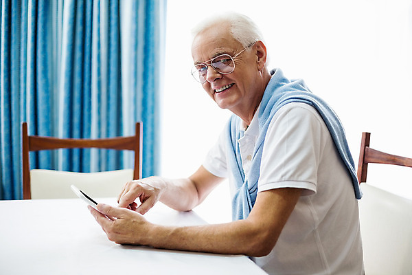 포토 JPG 해외이미지 백인 라이프스타일 노년 남자 행복 안경 중년 50대 건강 병원 한명 앉기 책 태블릿 건강관리 환자 터치스크린 의료성형뷰티 해외202004 해외포토 서양인 1 잡화 감정 의학 모션 관리 사람 성인 생활 전자제품 스마트기기 파일형식