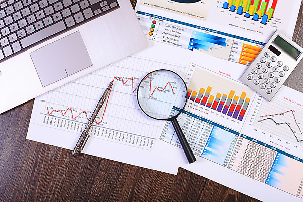 포토 JPG 해외이미지 종이 컨셉 회사 비즈니스 통계 탁자 그래프 직장 사람없음 사무실 펜 볼펜 자료 계산기 정보 키보드 업무 계획 오브젝트 보고서 문서 해외202004 해외포토 가구 문구용품 필기구 장비 작업 파일형식