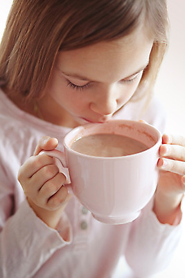 포토 JPG 해외이미지 라이프스타일 커피 어린이 분홍색 겨울 주택 따뜻함 한명 컵 머그컵 마시기 잡기 뜨거움 달콤 부드러움 코코아 파스텔톤 해외202004 해외포토 1 식기 계절 음료 컬러 모션 사람 건물 생활 감각 맛 파일형식