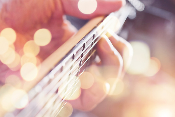 포토 JPG 해외이미지 무료이미지 라이프스타일 손 근접촬영 사람없음 신체부위 기타 보케 기타리스트 해외202004 해외포토 뷰포인트 현악기 사람 생활 연주자 파일형식 무료콘텐츠