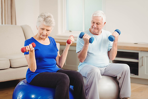 포토 JPG 해외이미지 백인 라이프스타일 커플 여자 노년 남자 함께함 실내 건강 앉기 두명 운동 아령 연습 70대 해외202004 해외포토 서양인 컨셉 관계 모션 사람 성인 내부 생활 파일형식