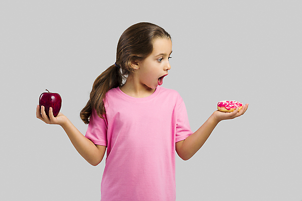 포토 JPG 해외이미지 백인 1 웰빙 여자 행복 어린이 음식 컨셉 다이어트 과일 디저트 건강 한명 미소 사람 기쁨 표현 신선 잡기 선택 도넛 사과 폐기물 유혹 비만 칼로리 걸음마 고립 해로움 해외202004 해외포토 서양인 감정 모션 표정 쓰레기 몸매 파일형식