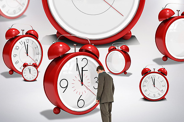 포토 JPG 해외이미지 백인 남자 시계 백그라운드 비즈니스 한명 20대 성인 빛 회색 흰색 시간 비즈니스맨 스포트라이트 마감 카운트다운 성인남자한명만 해외202004 해외포토 서양인 1 컬러 사람 청년 직장인 남자한명만 성인남자만 파일형식