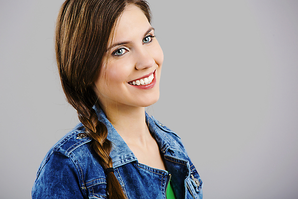 포토 JPG 해외이미지 백인 헤어스타일 여자 행복 감정 얼굴 백그라운드 한명 사람 10대 유행 재킷 회색 표현 자신감 고립 해외202004 해외포토 서양인 1 컬러 청소년 신체부위 외투 파일형식