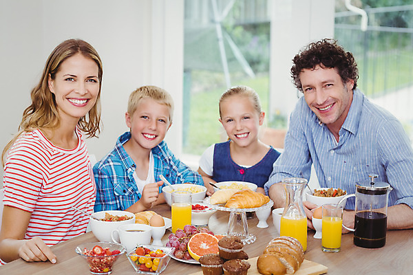 포토 JPG 해외이미지 백인 라이프스타일 응시 여자 남자 딸 행복 아들 어린이 음식 40대 중년 의자 과일 창문 가정 가족 유리 탁자 엄마 아침 아파트 함께함 실내 사랑 앉기 소년 여러명 20대 부모 식사 주스 신선 항아리 아빠 상쾌 머핀 해외202004 해외포토 주간 서양인 시선 감정 음료 빵 가구 다수 컨셉 관계 모션 재질 주택 사람 청년 성인 내부 생활 도자기 파일형식