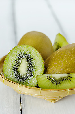 포토 JPG 해외이미지 조각 과일 키위 사람없음 바구니 담기 슬라이스 해외202004 해외포토 모션 파일형식