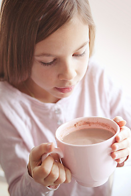 포토 JPG 해외이미지 라이프스타일 커피 어린이 분홍색 겨울 주택 따뜻함 한명 컵 머그컵 마시기 잡기 뜨거움 달콤 부드러움 코코아 파스텔톤 해외202004 해외포토 1 식기 계절 음료 컬러 모션 사람 건물 생활 감각 맛 파일형식