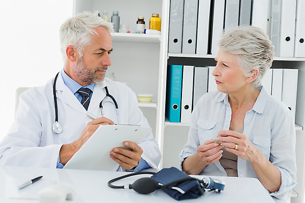 포토 JPG 해외이미지 백인 응시 여자 노년 남자 중년 50대 청진기 탁자 실내 건강 병원 대화 설명 앉기 성인 두명 치료 사무실 환자 의사 기록 60대 책상 돌봄 서류판 의료성형뷰티 해외202004 해외포토 서양인 시선 가구 비즈니스 의학 의료기기 모션 말하기 사람 내부 사무용품 의료진 파일형식