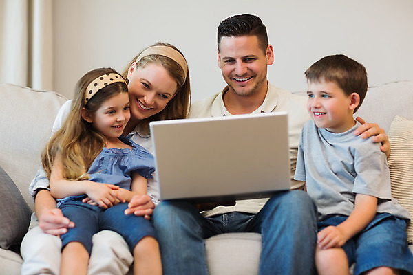 포토 JPG 해외이미지 백인 라이프스타일 커플 여자 남자 딸 행복 아들 어린이 거실 가족 엄마 함께함 실내 사랑 소년 여러명 20대 노트북 부모 소파 타이핑 아빠 언니 남동생 해외202004 해외포토 서양인 감정 다수 컨셉 의자 관계 사람 청년 내부 생활 전자제품 자매 동생 파일형식