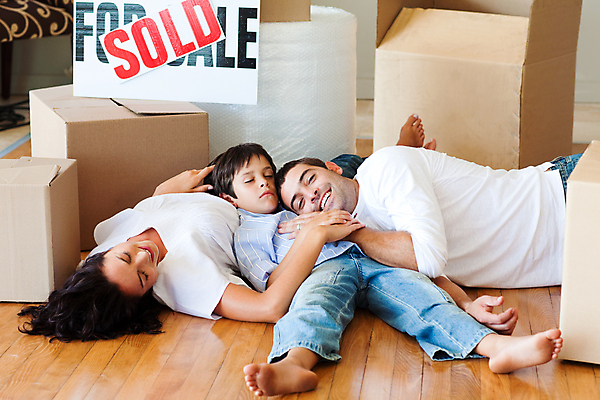 포토 JPG 해외이미지 백인 여자 남자 행복 아들 어린이 사다리 가족 모션 엄마 휴식 새로움 바닥 아파트 주택 사람 소년 20대 세명 30대 상자 쌓기 아빠 플랫 판지 해외202004 해외포토 서양인 감정 컨셉 관계 청년 건물 장년 도구 파일형식