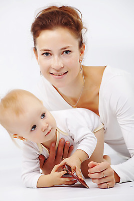 포토 JPG 해외이미지 백인 여자 딸 행복 어린이 엎드리기 가족 안기 놀이 모녀 엄마 함께함 사랑 사람 상반신 성인 두명 앞모습 육아 아기 잡기 흰배경 돌봄 여자만 해외202004 싱글맘 한부모가족 해외포토 서양인 감정 뷰포인트 백그라운드 컨셉 관계 모션 흰색 파일형식