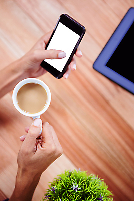 포토 JPG 해외이미지 손 커피 음료 탁자 실내 관리 들기 신체부위 컵 스마트폰 태블릿 스크린 터치 머그컵 잡기 뜨거움 책상 터치스크린 해외202004 해외포토 식기 가구 모션 사람 내부 전자제품 핸드폰 스마트기기 파일형식