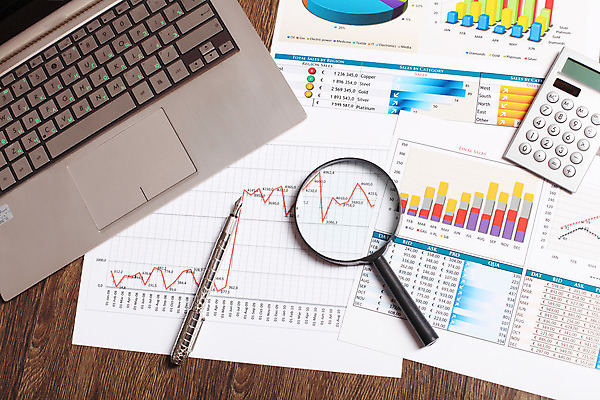 포토 JPG 해외이미지 종이 컨셉 회사 비즈니스 통계 탁자 그래프 직장 사람없음 사무실 펜 볼펜 자료 계산기 정보 키보드 업무 계획 오브젝트 보고서 문서 해외202004 해외포토 가구 문구용품 필기구 장비 작업 파일형식